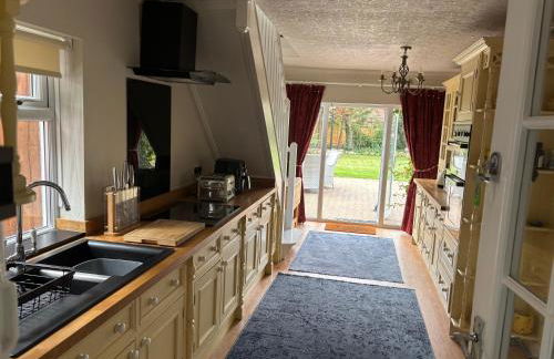 The Corner House, 36, Broadway Road, - Foto 2