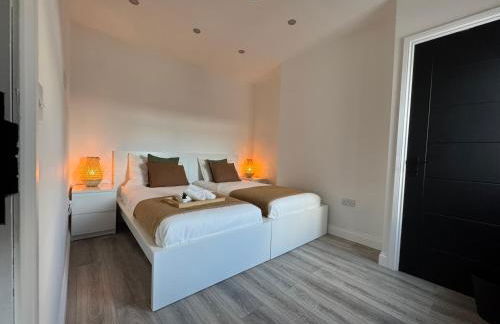 Modern Central Apartments with Balcony - Photo 39