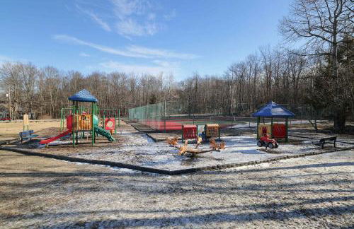 Evergreen Escape Hot Tub Firepit Resort Pool - Foto 51