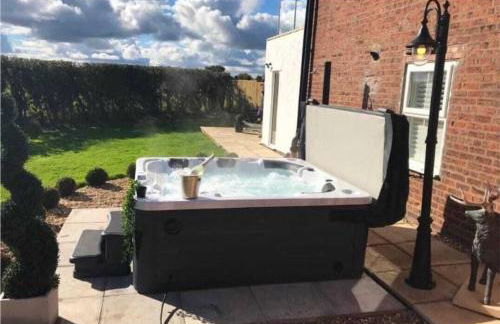Stunning views, Hot tub, 5 mins to Chester - Photo 8