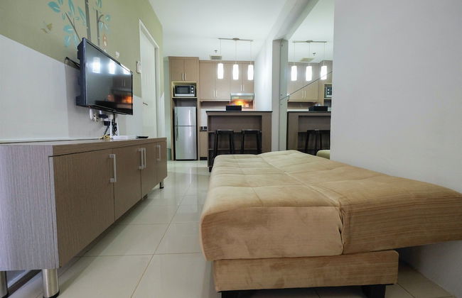 2BR with Sofa Bed Cervino Tebet Apartment - Foto 19