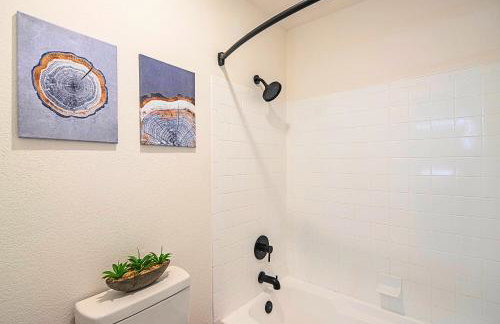 Family-Friendly Stay , Tennis & Basketball Courts, King Beds & Parking- H2167 - Foto 9