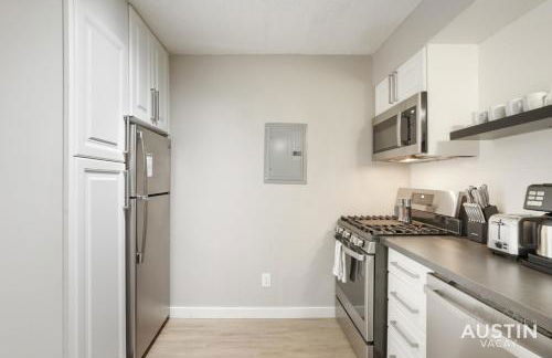Adorable N Lamar Living, Pool and Comfort for All - Foto 15