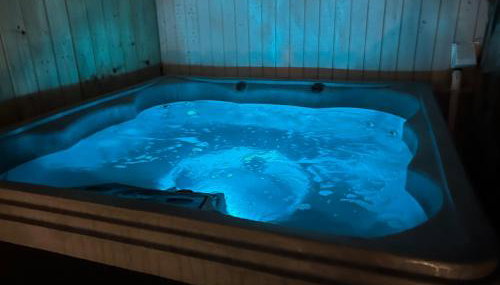 Stay In Ohiopyle - closest place to the GAP trail in Ohiopyle, PA, Hot Tub - Foto 2