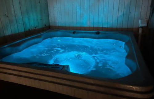 Stay In Ohiopyle - closest place to the GAP trail in Ohiopyle, PA, Hot Tub - Foto 2