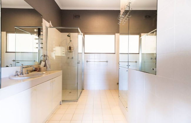 Beautiful 2 Story Manor Close to Beach and all - Foto 17