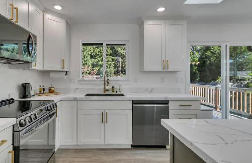 Stylish Bellevue Retreat - Photo 14