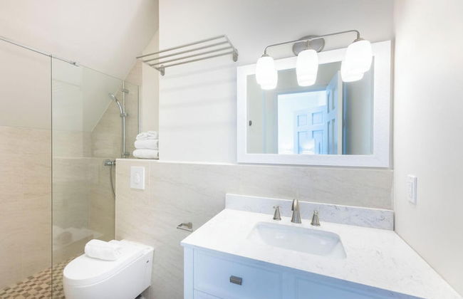 Historic Heartbeat 2BR Townhouse in Central Bliss - Foto 15