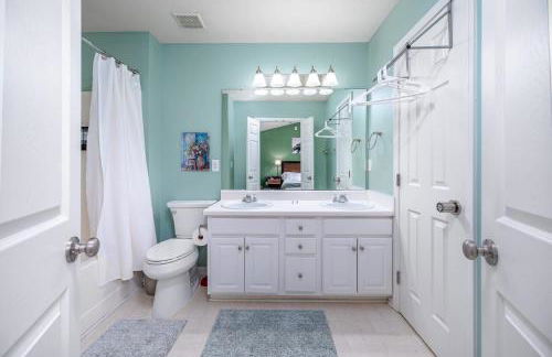 Modern 3-BR Townhome w Private Backyard Near RTP - Foto 27