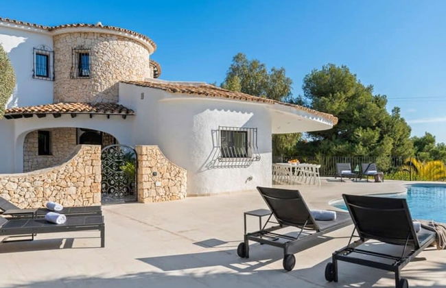 Relax in Luxury at This Stunning Seaside Villa - Photo 59