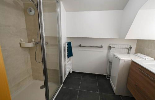 Dans résidence neuve LE SNOW ROC sur les pistes, appartement 8 personnes 2 chambres et coin montagne avec Terrasse WIFI et SAUNA - Photo 13