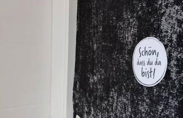 Flair Apartments 'FACHWERK & FLAIR' - Altstadt-Apartment 78 qm für Urlaub oder Geschäftsreise, Innenstadtlage, ruhig, modern, 900 m Bahnhof, 24 Std Check-in, WLAN, Streaming, Küche, Regendusche, 2 x Doppelbett, direkt am neuen Markt in der Altstadt - Foto 28