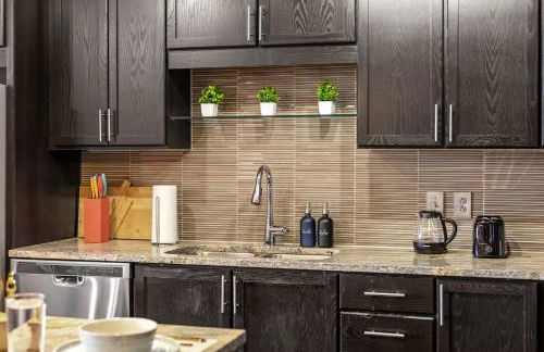 Beautiful Apt in Downtown W/ Pool | Parking - Foto 28