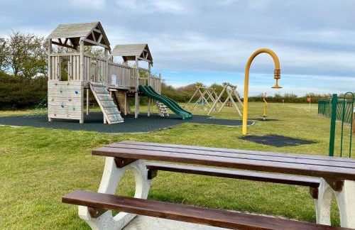 CHINE COTTAGE self-catering coastal bungalow in rural West Wight - Photo 5