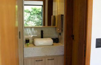 Refúgio na Lapinha com dois chalés, ideais para casal, família ou pequeno grupo de amigos, com acesso privativo à lagoa, caiaques e quadra de beach tennis - Foto 25