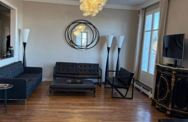 View on Eiffel Tower Seine and Main Monuments - Photo 23