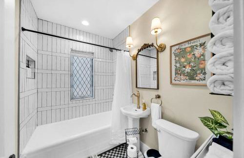 Fully Restored cottage, AMAZING game room, hot tub - Foto 6