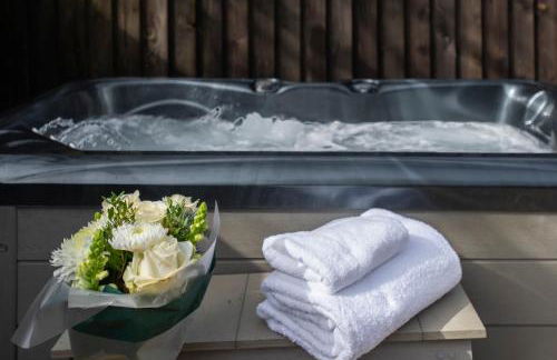 Stillness Cottage - Secluded Hut with a Private Hot Tub - Photo 16