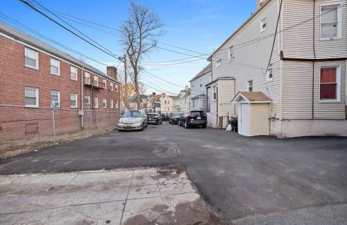 Modern 2BR Near NYC with Free Parking and Workspace - Foto 23