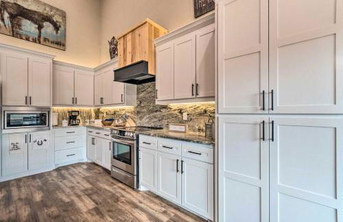 Upscale Riverfront Home with Beach and Fire Pit! - Foto 6