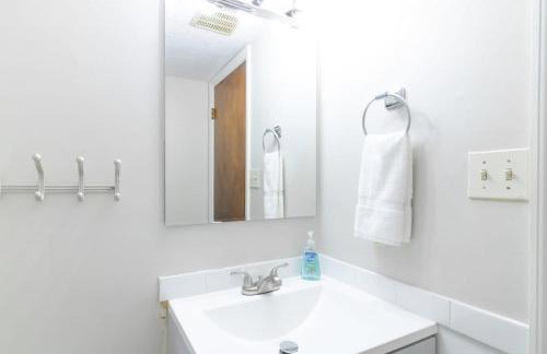 Wrap-Around Porch Uptown Stay-Pets Welcome! - Foto 26