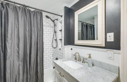 4 Mi to Liberty U Huge Home with Yard and Hot Tub - Foto 17