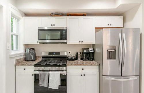 Stylish 3BR Townhouse with Backyard,and Easy Parking - Photo 38