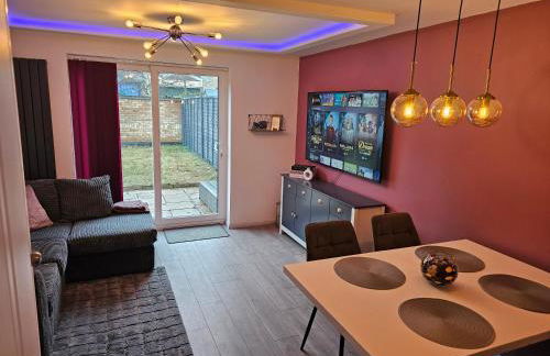 Jasmin's House, 2 bedroom house, private Parking - Photo 9