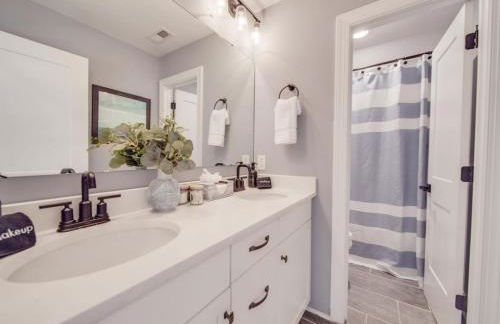 5BR Farmhouse Lake Retreat Pool Hot Tub Theater - Foto 31