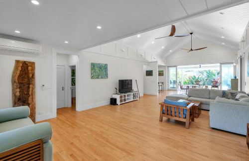 Gorgeous Renovated 1937 Plantation Style Beach House 50 Steps To The Center Of The Beach 5 Bedroom Home by RedAwning - Foto 60