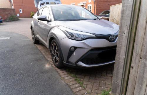 2 Bed Apt with free parking on driveway and free Wi-Fi - Photo 13