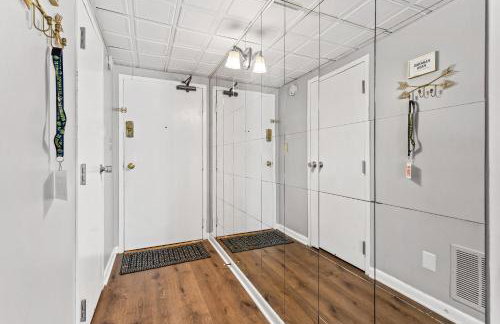 Famous MUSIC ROW 1 Bedroom Condo with FREE Parking and Pool - Foto 31