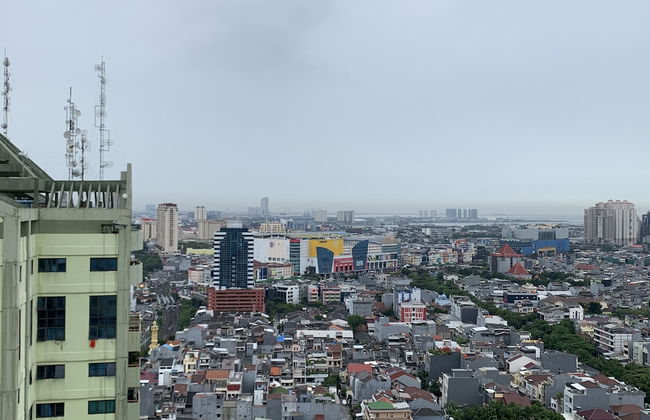 Best Homey Elegant Studio Room at Amethyst Apartment - Photo 17