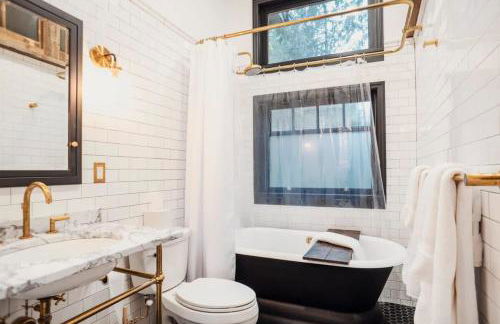 Chic Catskills Cabin with Hot Tub and Fire Pit - Foto 35