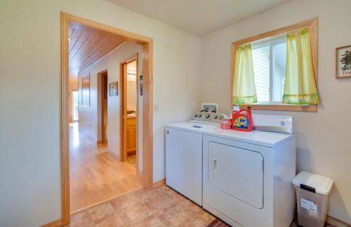 Lakefront Birchwood House with Deck and Fire Pit! - Foto 27