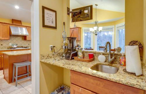 Spacious Lakefront Apt with Deck in Fayetteville! - Foto 13