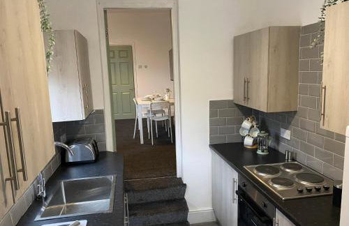Overhill 3 bedroom flat 5 beds, free parking, ideal for Contractors - Foto 15