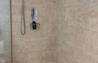 Self contained annex with bedroom bathroom sitting room and kitchenette - Photo 11