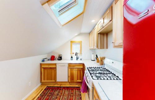 1 Mi to Crystal Lake! Couples Retreat with Deck - Photo 11