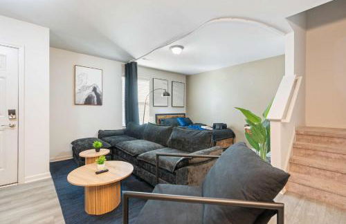 4BR Townhouse King Bed 2-Story Near NC State - Foto 6