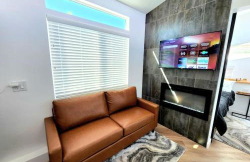 Designer Modern Tiny Home w All of The Amenities - Foto 8