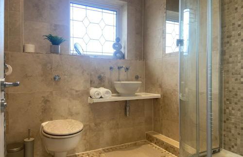 Contemporary 2-Bed House near Basildon Station - Foto 16