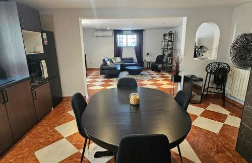 Apartment in big house with private pool & large outdoor space - Photo 3