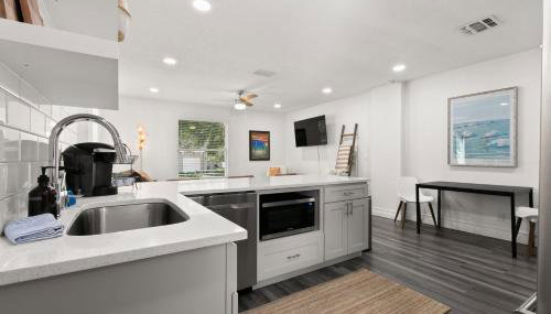 NEW SoHo Sanctuary - Gorgeous Apartment Steps to S Howard Ave with Fenced Yard - Foto 2