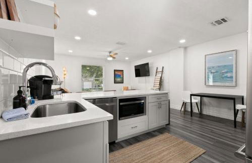 NEW SoHo Sanctuary - Gorgeous Apartment Steps to S Howard Ave with Fenced Yard - Foto 2