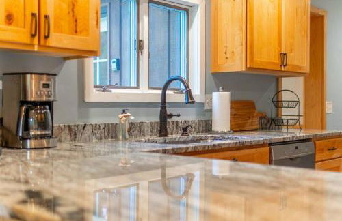 ADK Whiteface Chalet with Hot Tub, Dog Friendly! - Foto 9