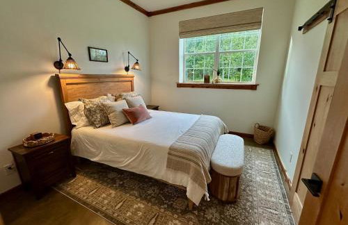 Whispering Pines Retreat, Secluded Cabin with Hot Tub & Pond - Foto 4