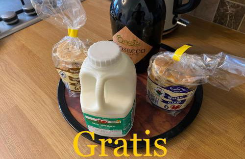 The Cwtch, Log Fire, Sleeps 6, Nr Zip World, Brecon and Bike Park Wales - Photo 12