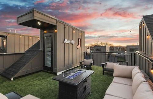 Gorgeous East Nashville House with Rooftop Patio, Garage, 9 Beds, 3 Miles to Downtown - Foto 1