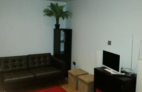 LOVELY 1 BED FLAT WITH GOOD TRANSPORT LINKS. - Photo 3